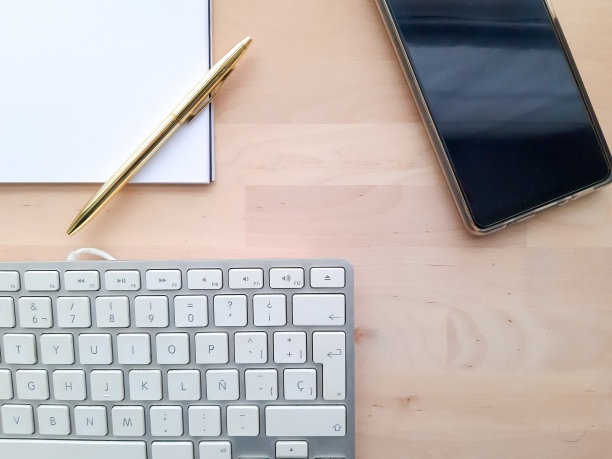 办公桌及商务物件，居家办公场景图片下载