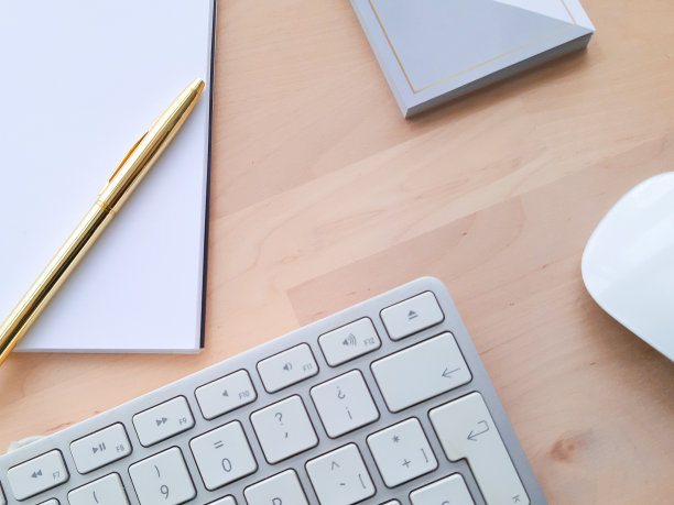 办公桌及商务物件，居家办公场景图片下载