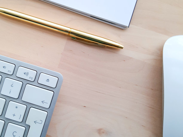 办公桌配有办公配件，办公器物放在木桌上。

居家办公办公桌办公室，电脑，智能手机，白色和金色的钢笔在木桌上图片下载