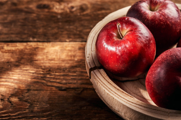 木板上的红苹果图片下载