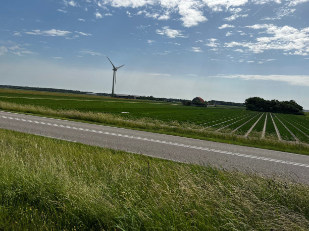 以天空为背景的风车图片下载