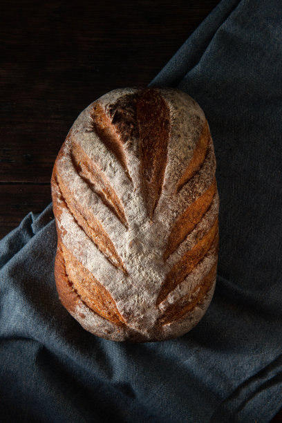 在桌布上的酸面包的垂直镜头图片下载