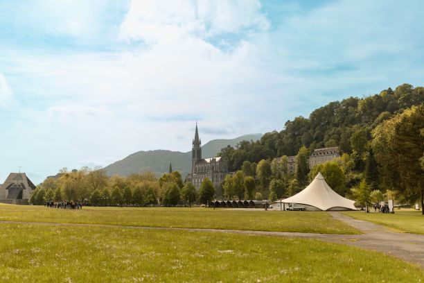 在法国卢尔德，与游客一起游览卢尔德圣母圣所的美丽草原图片下载