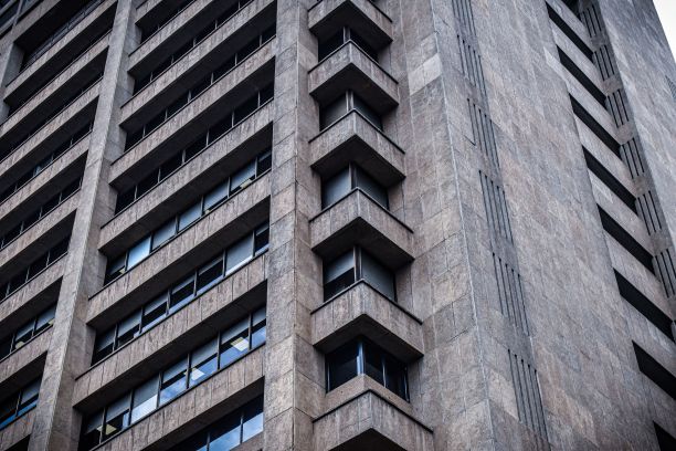 低角度拍摄一个高大而巨大的石头建筑图片下载