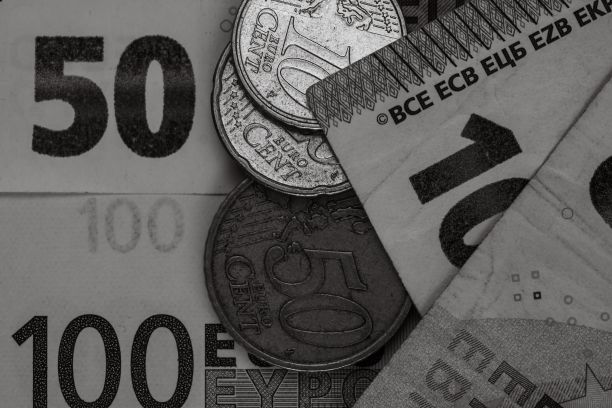 纸币和硬币的细节特写黑白镜头图片下载