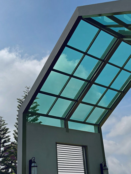 半透明的屋顶结构与明亮的蓝色天空图片下载