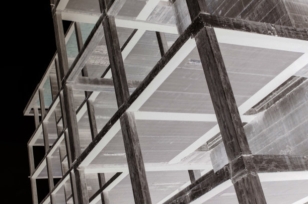 在建建筑钢筋混凝土结构，日照黑白照片图片下载