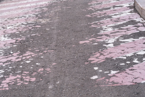旧柏油路，路面斑纹剥落。有选择性的重点。图片下载