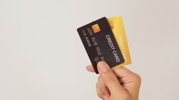 手握白底黑金信用卡。两张信用卡。图片下载