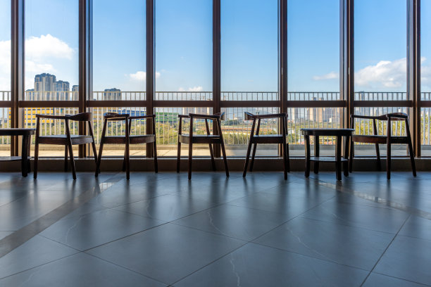 城市天际线和落地窗前的休闲桌椅图片下载