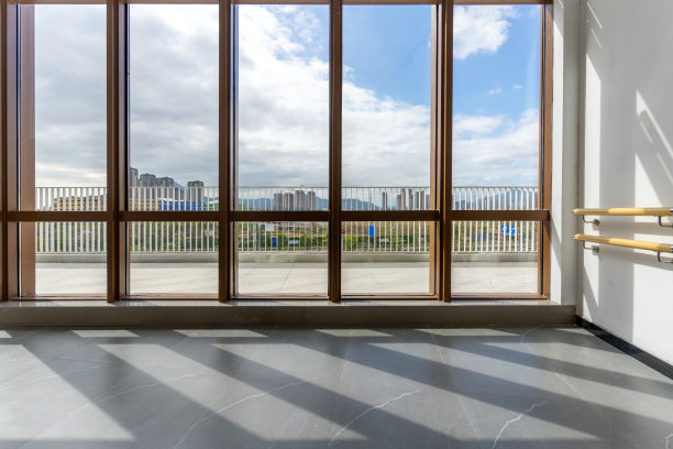 阳光照进落地窗和外面的城市天际线图片下载