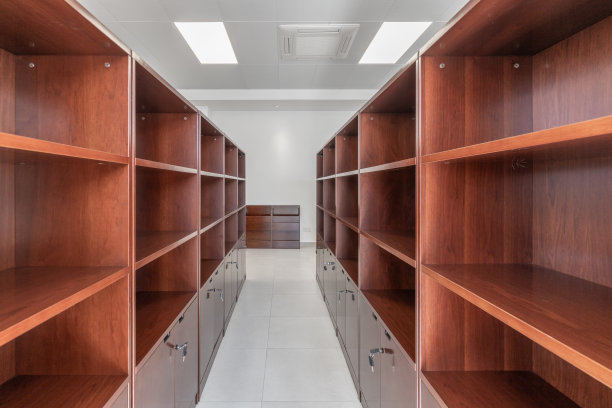 图书馆里空书柜的特写图片下载