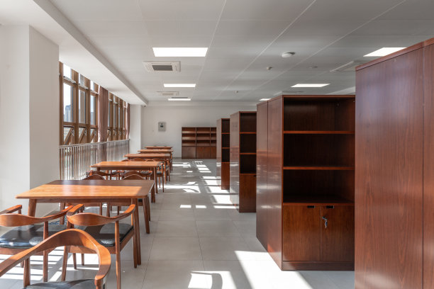 阳光透过窗户照在图书馆的桌椅上图片下载