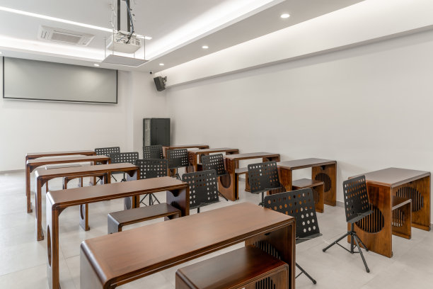 简陋而空旷的中国乐器培训教室图片下载