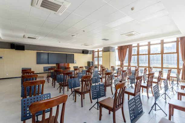 简单、明亮、空旷的中国乐器教室图片下载