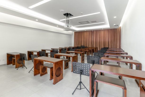 简陋而空旷的中国乐器培训教室图片下载