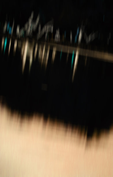 抽象图像与灯光反射在湖中图片下载