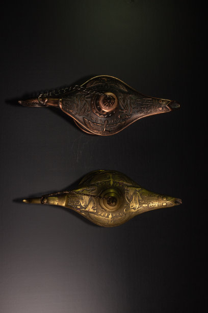 阿拉丁的神灯被孤立在黑色背景上图片下载