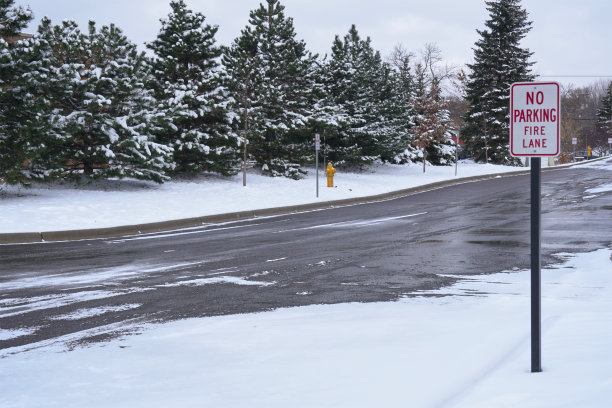 被雪覆盖的消防道禁止停车标志。图片下载