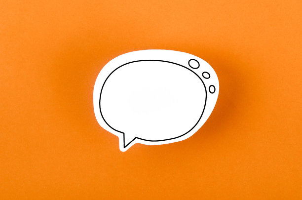 带有复制空间的语音气泡，在橙色背景上谈论说话的概念。图片下载