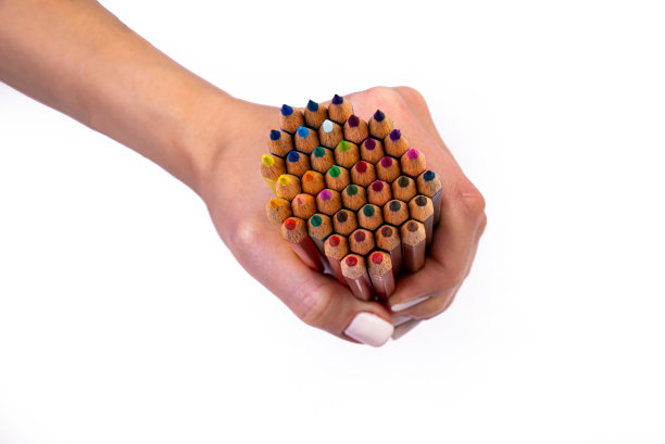 女性绘画用的多色铅笔。白底女式彩色铅笔，近景，复制空间，现代艺术。现代设计图片下载