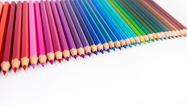 彩色背景上的彩色铅笔，特写，复制空间，现代艺术。现代设计图片下载