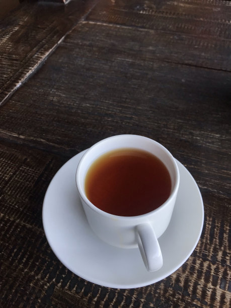 红茶或咖啡放在木桌上图片下载