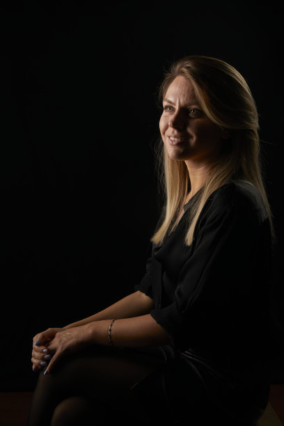 迷人的金发女士在工作室与快乐的脸图片下载