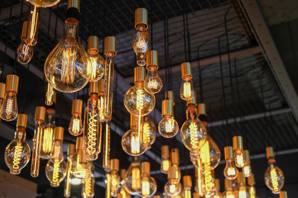 各种款式的灯丝灯泡，挂在天花板上图片下载