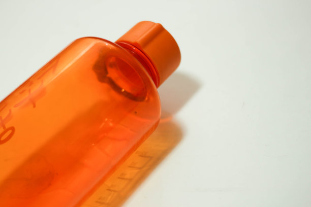 空饮料瓶橙色孤立在白色背景上。对角线。副本的空间。图片下载