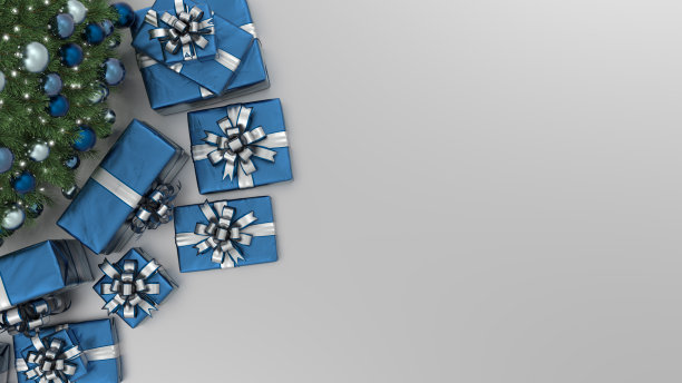 圣诞树上有蓝色的装饰品和礼物，银色的背景。圣诞背景与文本复制空间，俯视图。图片下载