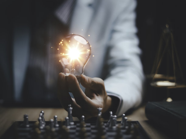 商人下象棋，思考解决问题的方法。商业竞赛策划团队合作，国际象棋，理念与竞争与战略，商业成功概念，战略概念。图片下载