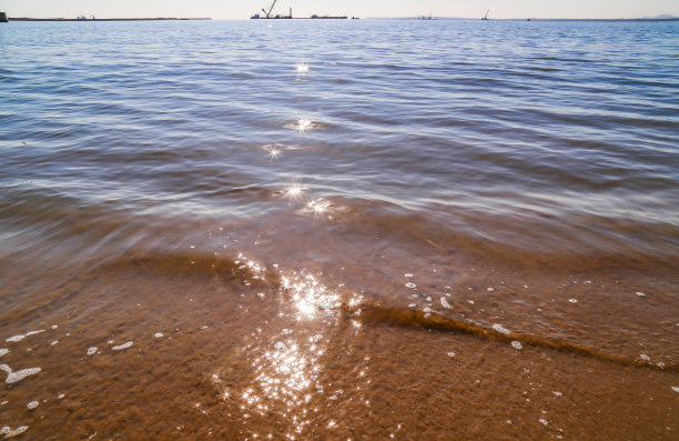 蓝天下的大海和沙滩图片下载