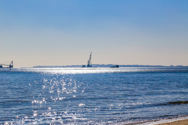 蓝天下的大海和沙滩图片下载