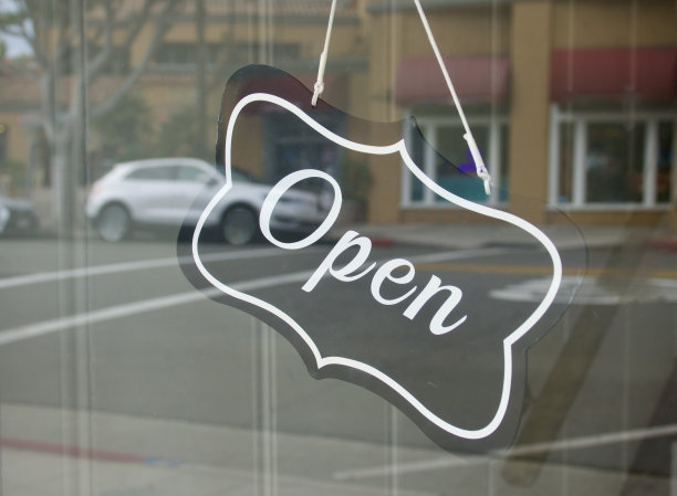 通过商店橱窗的反射打开标识图片下载