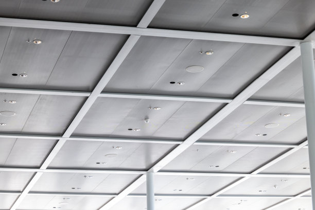 现代建筑天花板与洒水器和灯，背景与复制空间图片下载