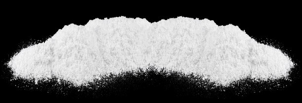 白色的雪堆孤立在黑色的背景上。圣诞夜一堆雪白的雪。图片下载