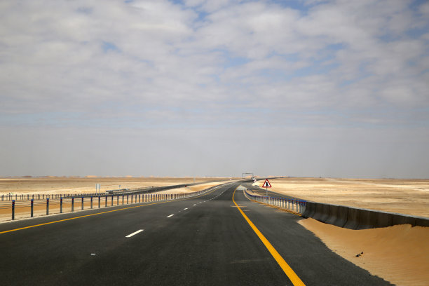 阿曼南部的沙漠公路图片下载