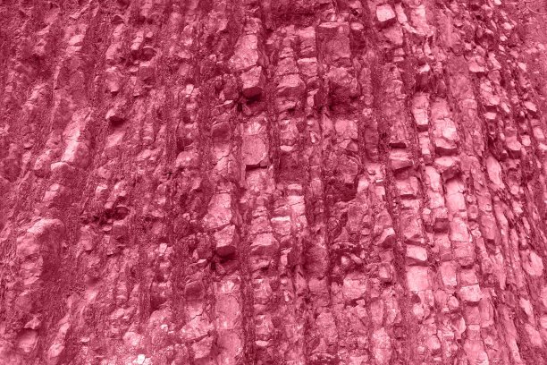 层层叠叠的石质山墙，不平整的表面作为背景，颜色新潮，2023品红色万岁。图片下载