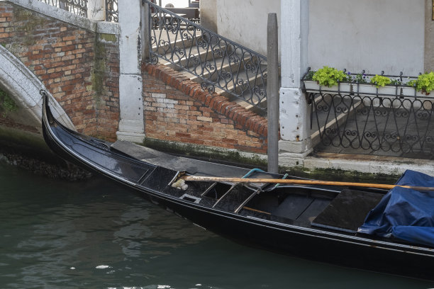 运河中的贡多拉，意大利威尼斯的传统船只运输图片下载
