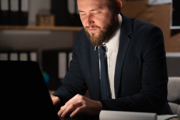 侦探在办公室处理证据的肖像，在电脑上工作图片下载