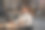 一位职业侦探晚上在办公室调查一起谋杀案。他坐在桌子旁，手里拿着智能手机，在网上阅读新闻。图片下载