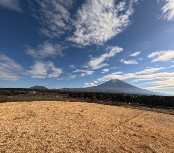 被登记为世界文化遗产，可以说是日本的象征。一项户外活动，在那里你可以欣赏壮观的飞行俯瞰”“滑翔伞体验是一个主要特点。图片下载