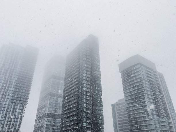 冬季，金融区办公楼被大雪覆盖图片下载
