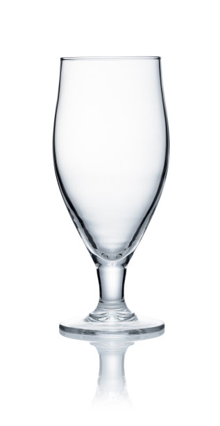 酒杯放在白色背景上图片下载