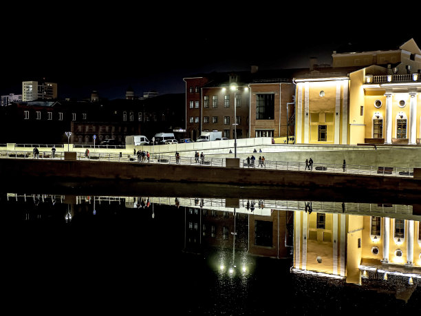 车里雅宾斯克市米亚斯河的夜岸图片下载