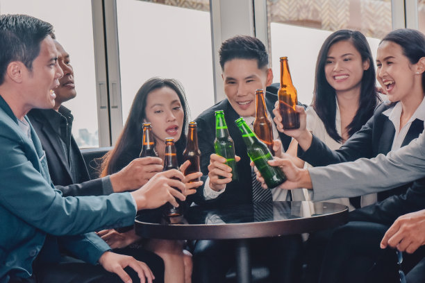 亚洲人在聚会上喝酒祝贺业务团队，一群朋友在酒吧享受晚上的饮料图片下载