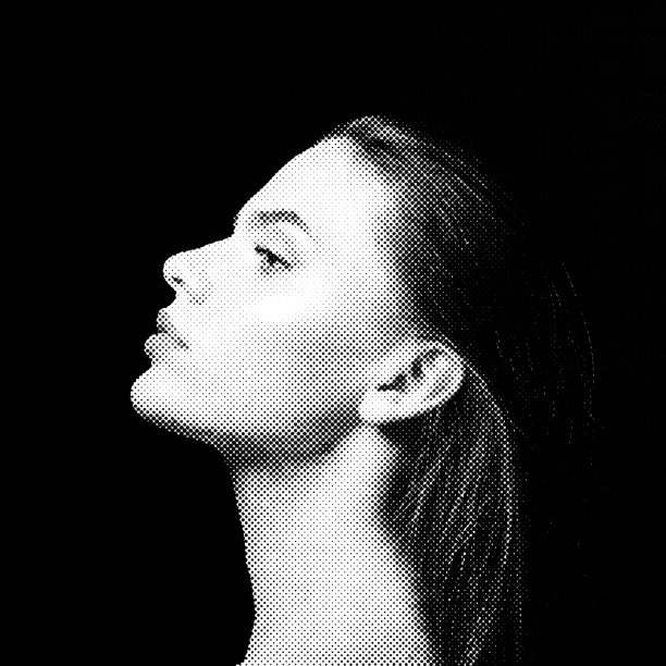 美丽的女人在黑色背景插图工作室肖像图片下载