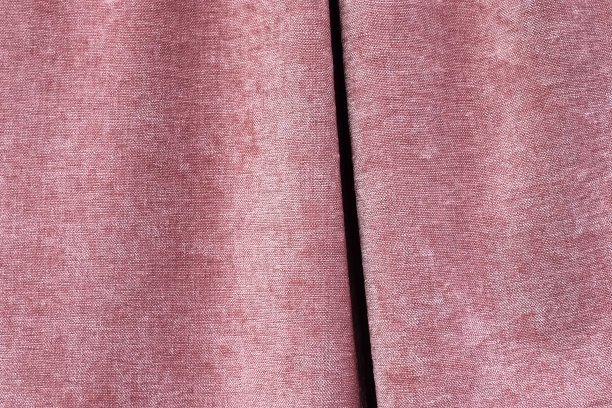 在纺织品市场上找到的不同颜色的布料和面料样品图片下载