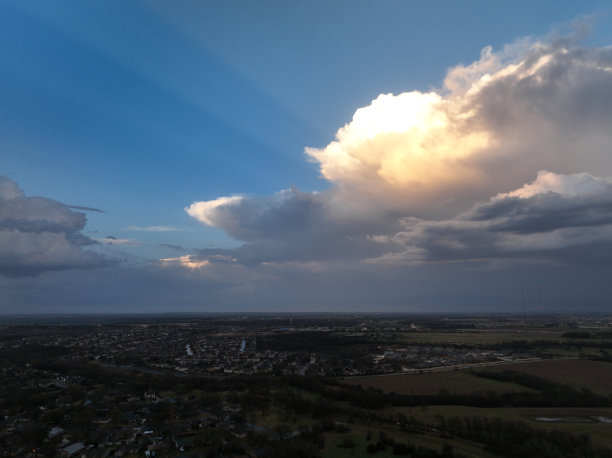 阳光从云层中射出图片下载